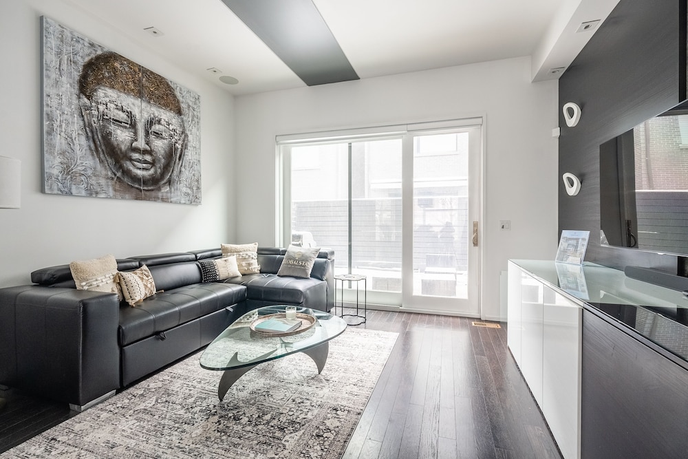 Luxury 4BR Townhouse in Downtown Toronto — 5-Star Luxury Hotel in Toronto, Canada