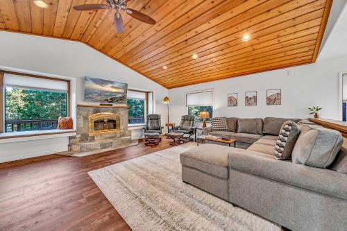 Tahoe Retreat with Decks and Separate Studio in Tahoe Vista, United States