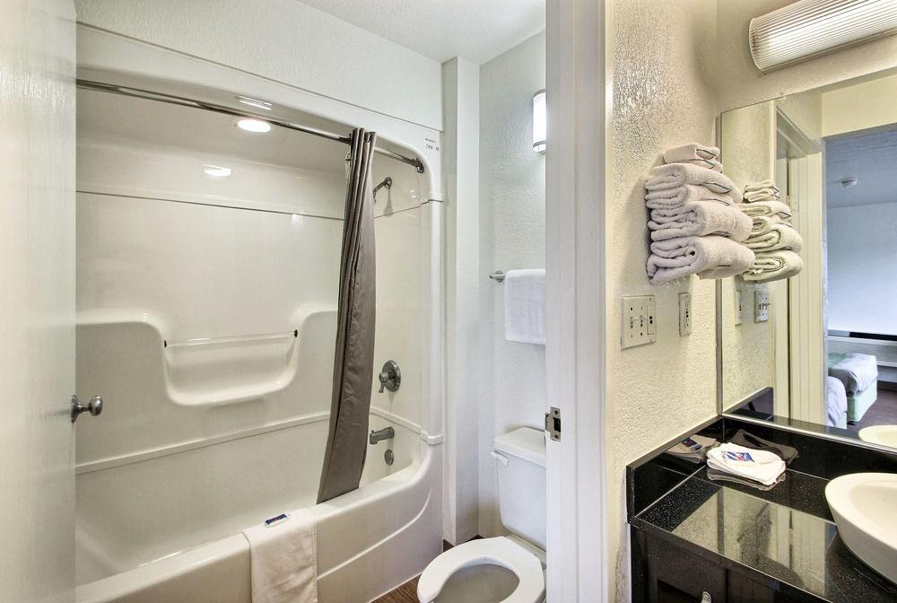 Motel 6 Milwaukee West Brookfield - photo 29
