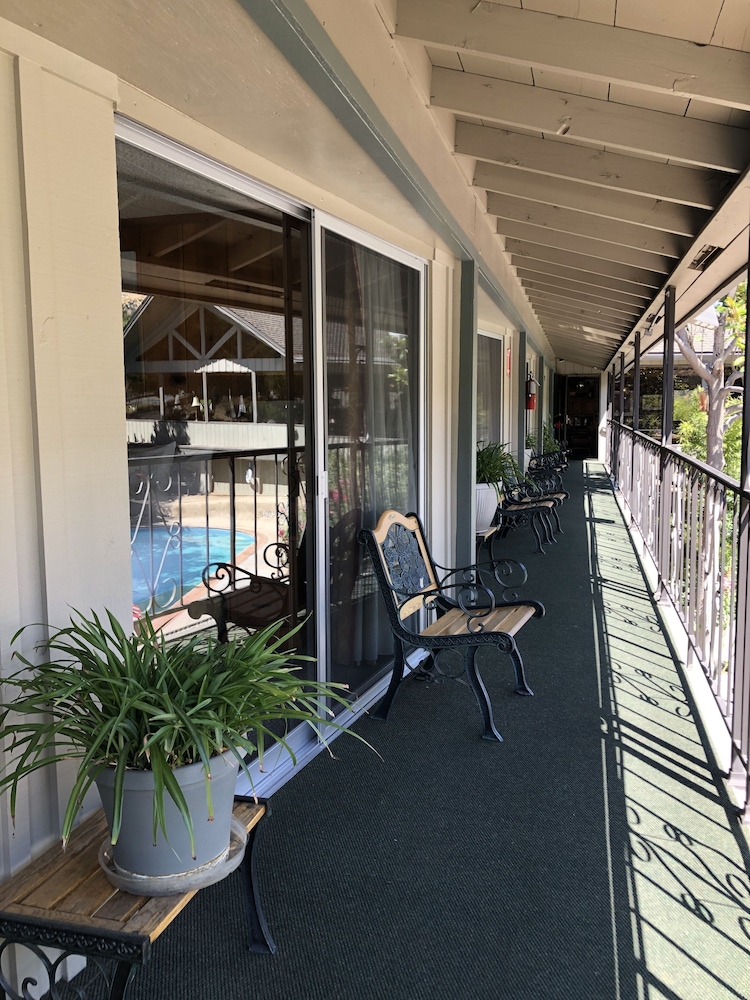 Piazza's Pine Cone Inn - photo 28