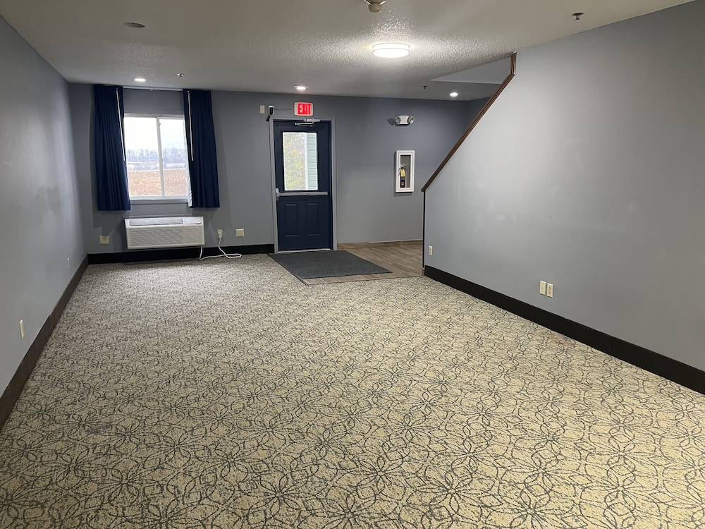 Days Inn & Suites by Wyndham Williamsburg IA North - photo 2