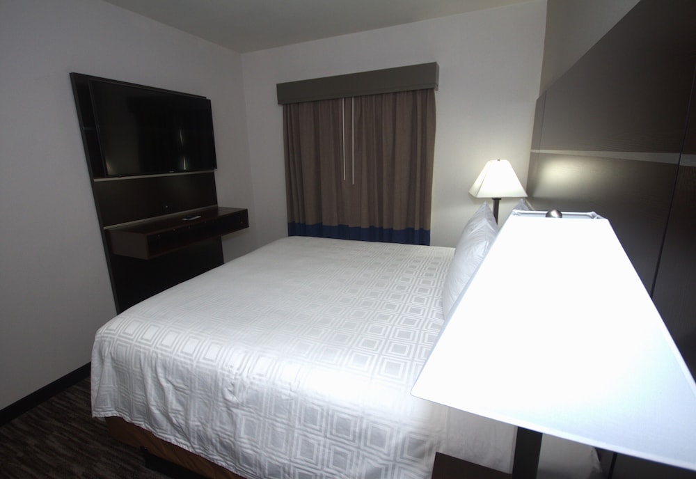 Atrium Hotel and Suites - photo 17