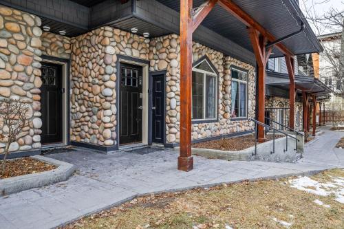 Cedar Ridge Chalet Pool & Hot tub Pet Friendly — 4-Star Luxury Hotel in Canmore, Canada