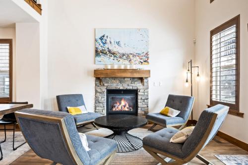 Luxurious Stay 8min Drive to Deer Valley Private Hot Tub Parking for 3 Cars Sleeps 18 — hotel in Kamas