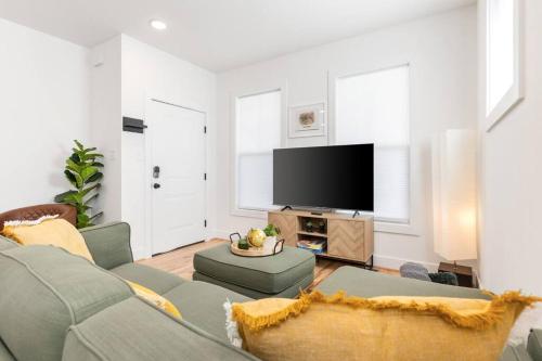 Dog Friendly Apt with Fenced Yard in Richmond VA — 4-Star Luxury Hotel in Richmond, United States