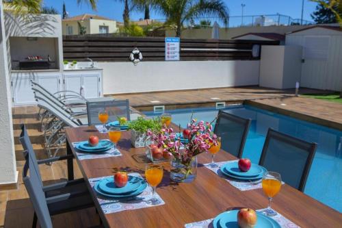 Tsokkos Family Villa Pool Garden 2' Walk to Beach