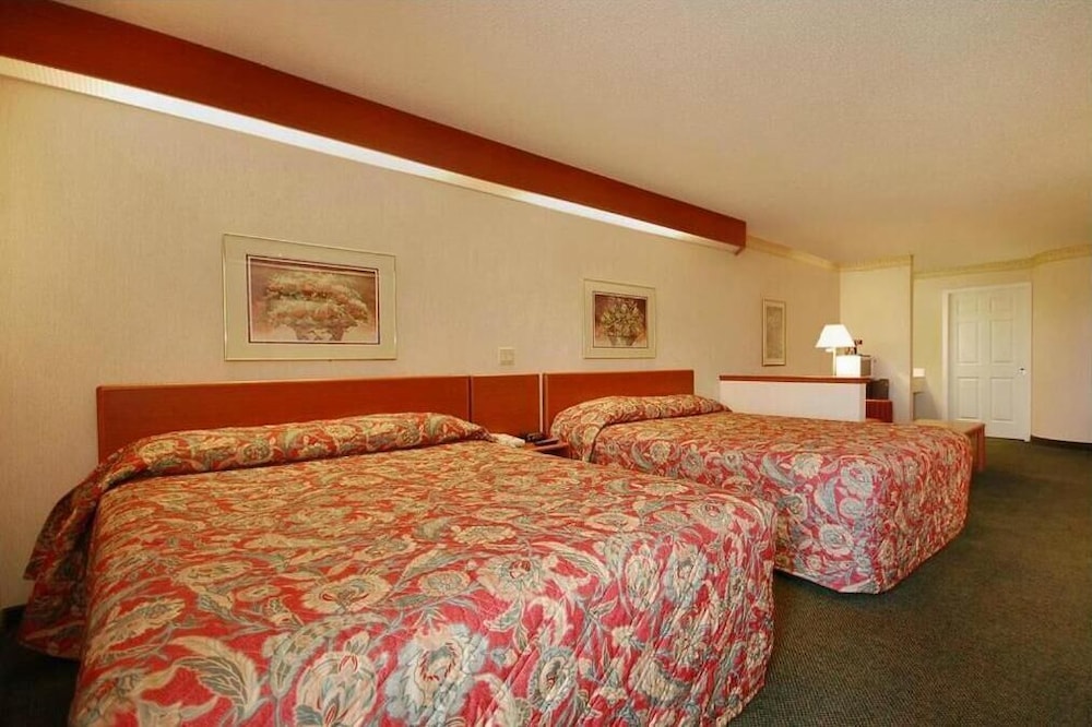 Syracuse Inn & Suites - photo 15