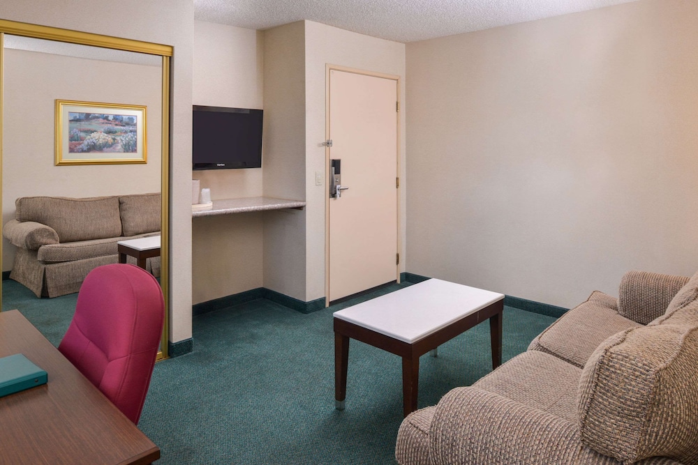 Quality Inn & Suites Walnut City Of Industry - photo 18