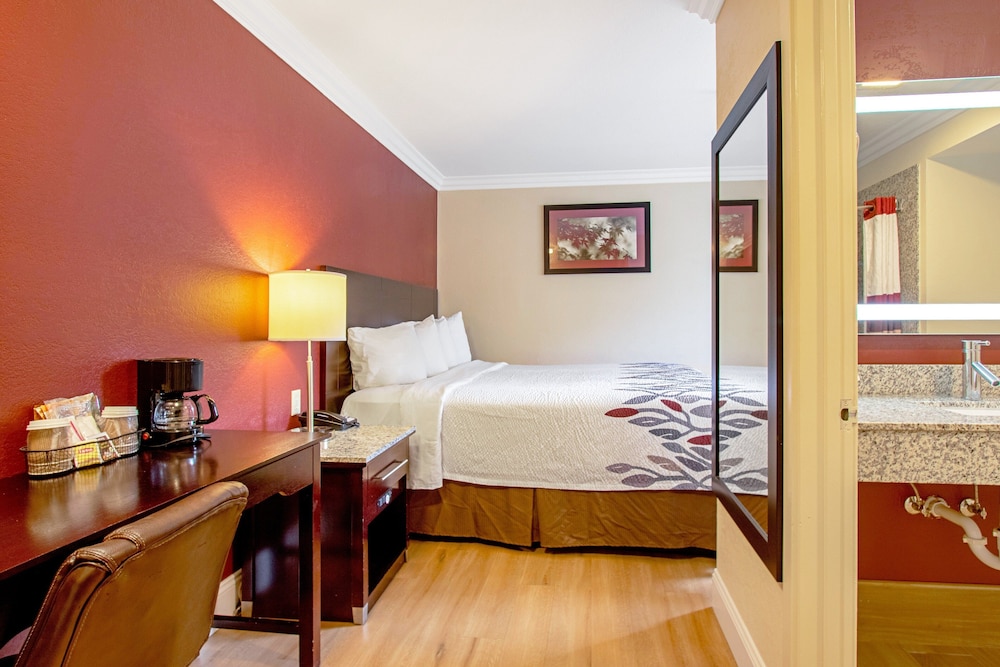 Red Roof Inn & Suites Monterey - photo 18