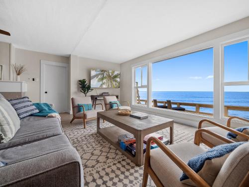 Stunning Oceanfront Villa Massive Patio Hot Tub Parking Pet Friendly & Views — 4-Star Luxury Hotel in San Diego, United States