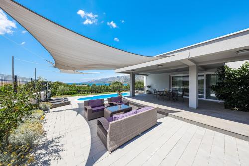 Villa Immortelle with pool and sea view — 4-Star Luxury Hotel in Jesenice, Croatia