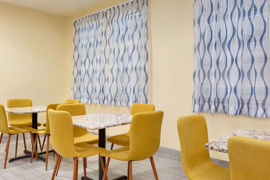 Days Inn & Suites by Wyndham Euless DFW Airport South - photo 56