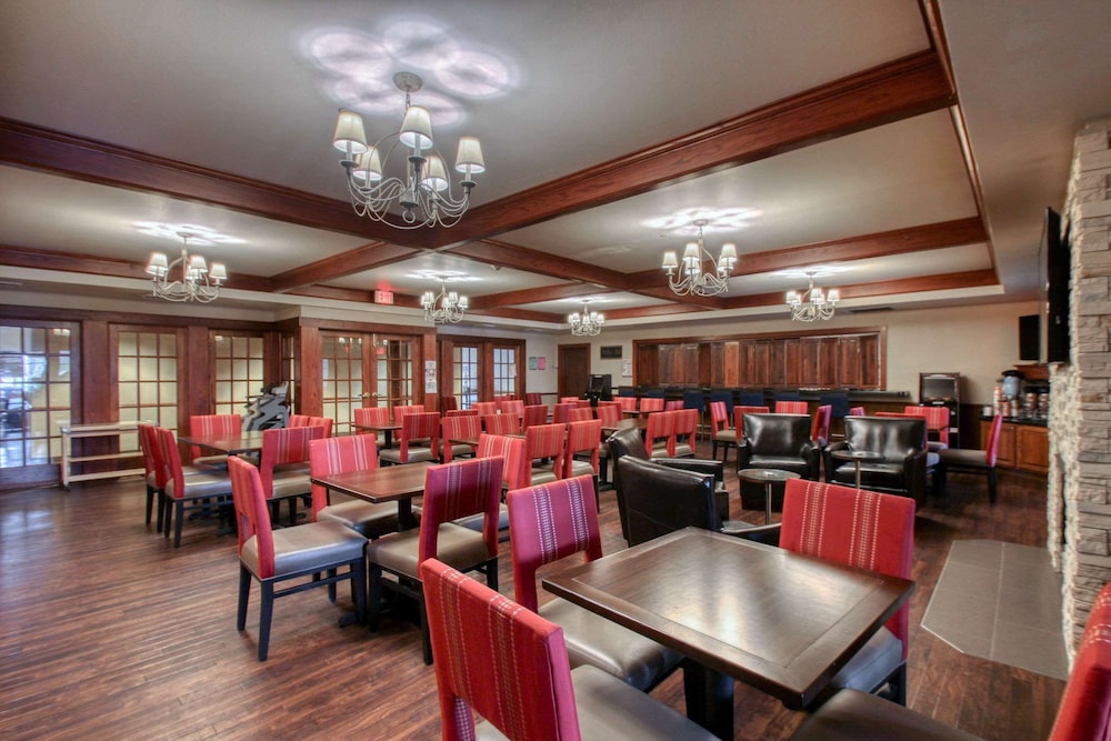 Comfort Suites Milwaukee Airport - photo 58