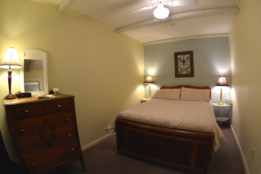 Hyde Away Inn - photo 10
