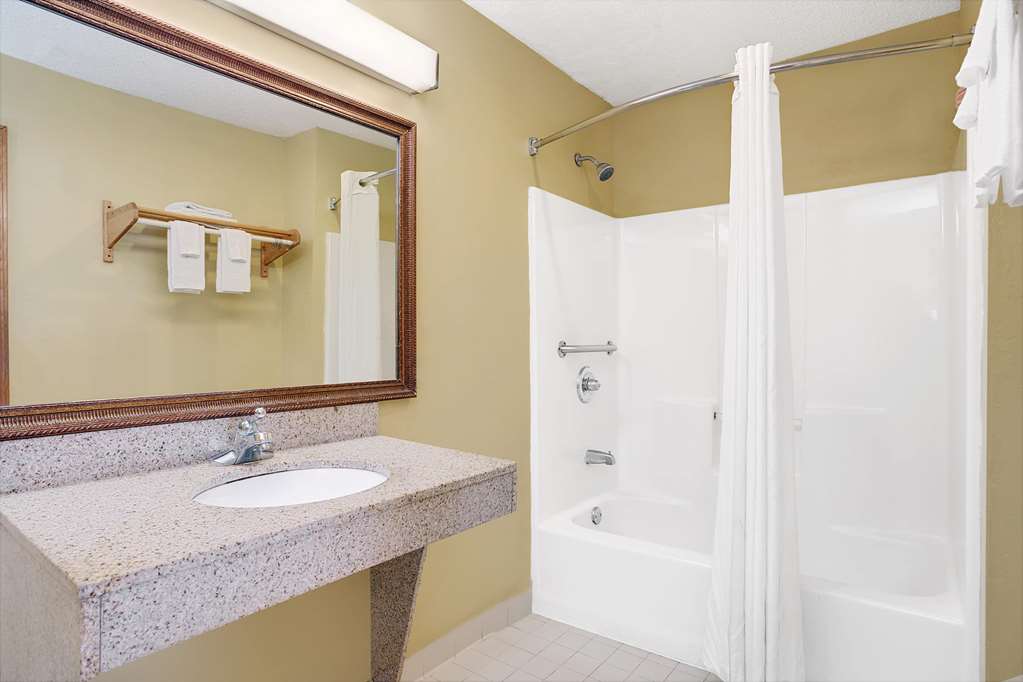 Super 8 by Wyndham Forest Park - photo 7