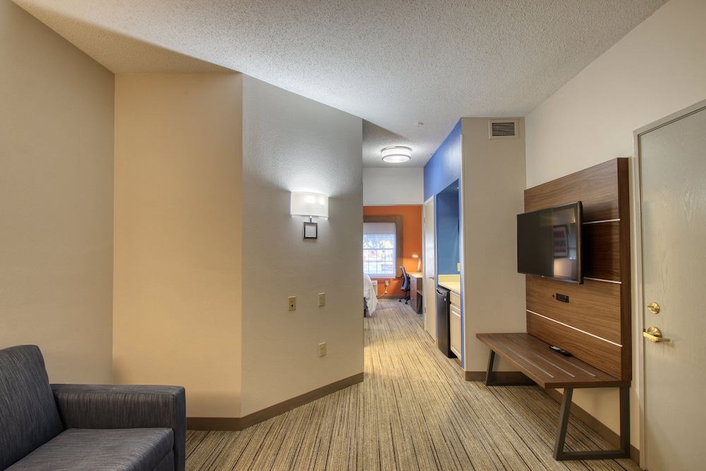 Holiday Inn Express Hotel & Suites Oshkosh by IHG - photo 38
