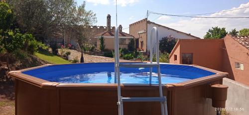 Casa Turística Villa Carmen Con Amplio Jardin Que Incluye Barbacoa 2 Porches Parking Privado Y Piscina — 4-Star Luxury Hotel in Arenzana De Abajo, Spain