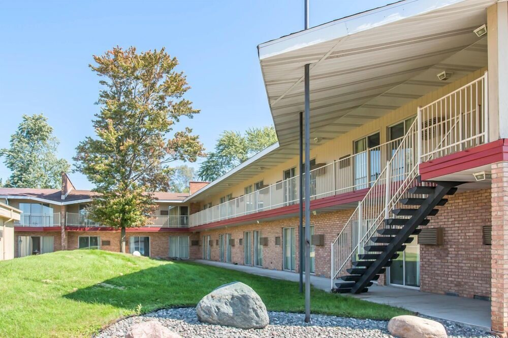 Econo Lodge Central - carbon neutral hotel in Midland