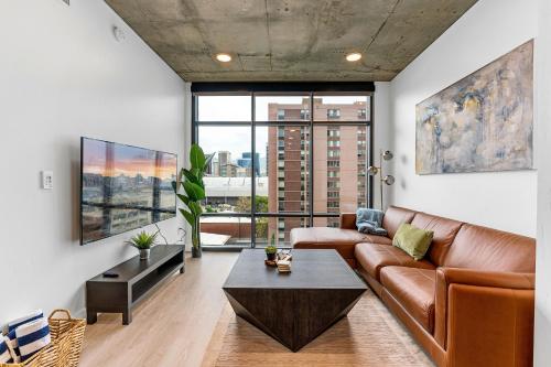 Exceptional 1BD BA PoolHotTubGymParking Downtown — 4-Star Luxury Hotel in Salt Lake City, United States