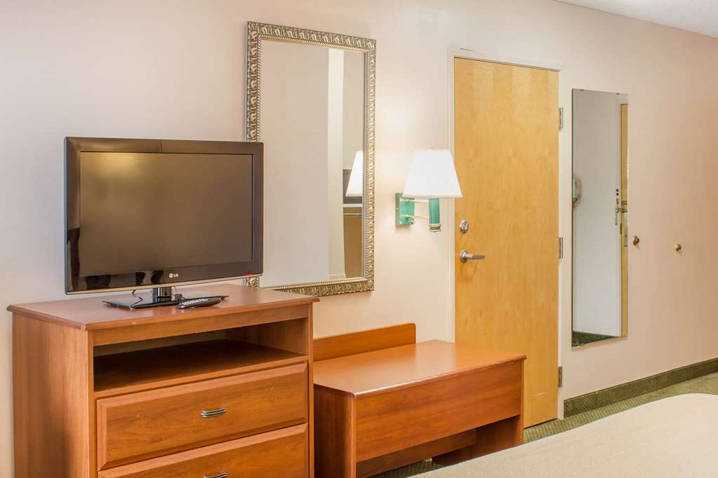 Econo Lodge Raleigh near Walnut Creek Amphitheatre - photo 24