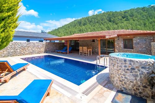 2 1 İç ve dış jakuzili villa — 4-Star Luxury Hotel in Kinali, Turkey