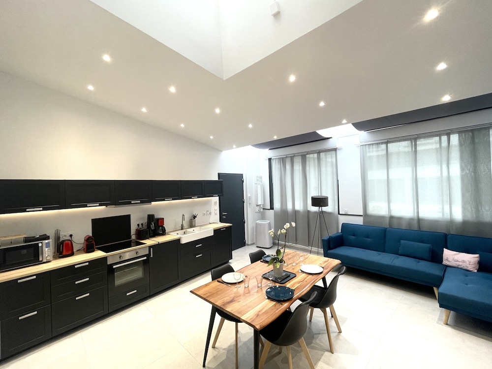 Montreuil Appart Holidays SAS — 4-Star Luxury Hotel in Montreuil, France