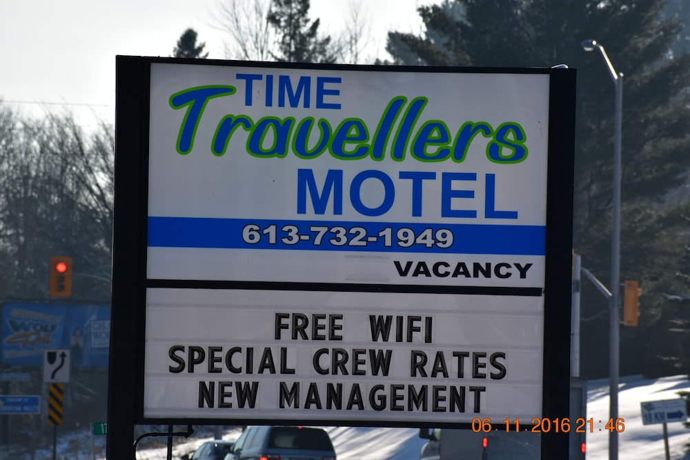 Time Travellers Motel — hotel in Petawawa