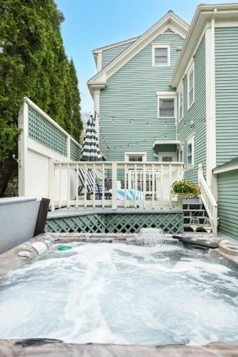 The Front Porch Vacation Rentals — 4-Star Luxury Hotel in Bristol, United States