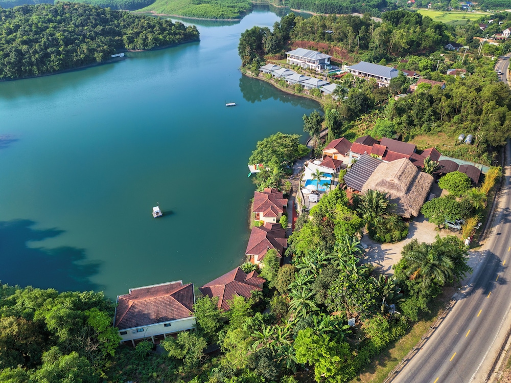Phong Nha Lake House 5094319 — Hoan Lao