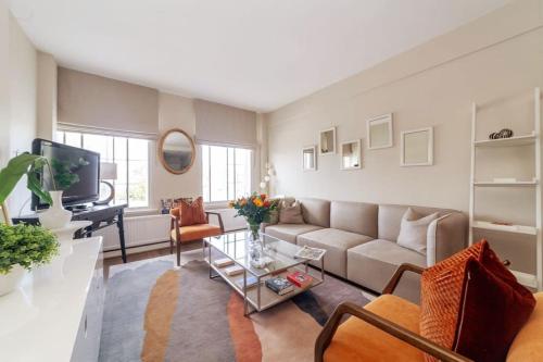 Elegant 2 Bedroom Apartment Steps from History & V&A Museums 2 Bathroom & 2 Elevators — 4-Star Luxury Hotel in London, United Kingdom
