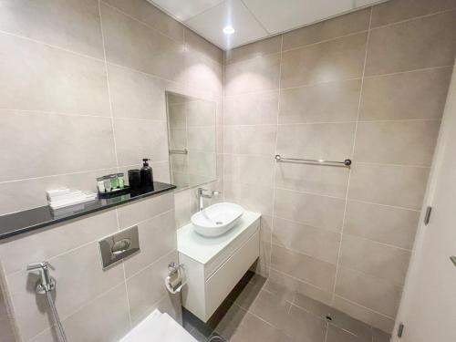 Modern Condo With Wide City Views From Balcony — 4-Star Luxury Hotel in Dubai, United Arab Emirates