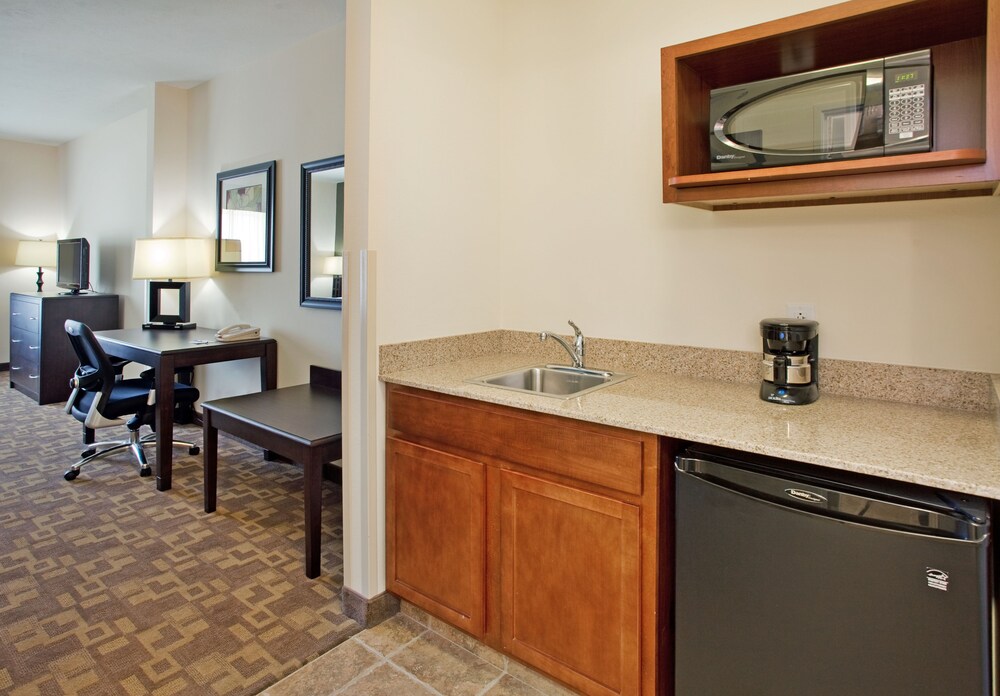 Holiday Inn Express & Suites Topeka North by IHG - photo 9