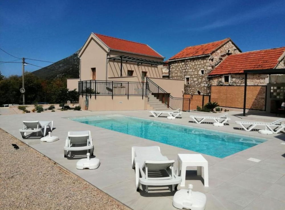 Holiday Home 5226 1 for 7 Pers in Vrgorac — 4-Star Luxury Hotel in Vrgorac, Croatia
