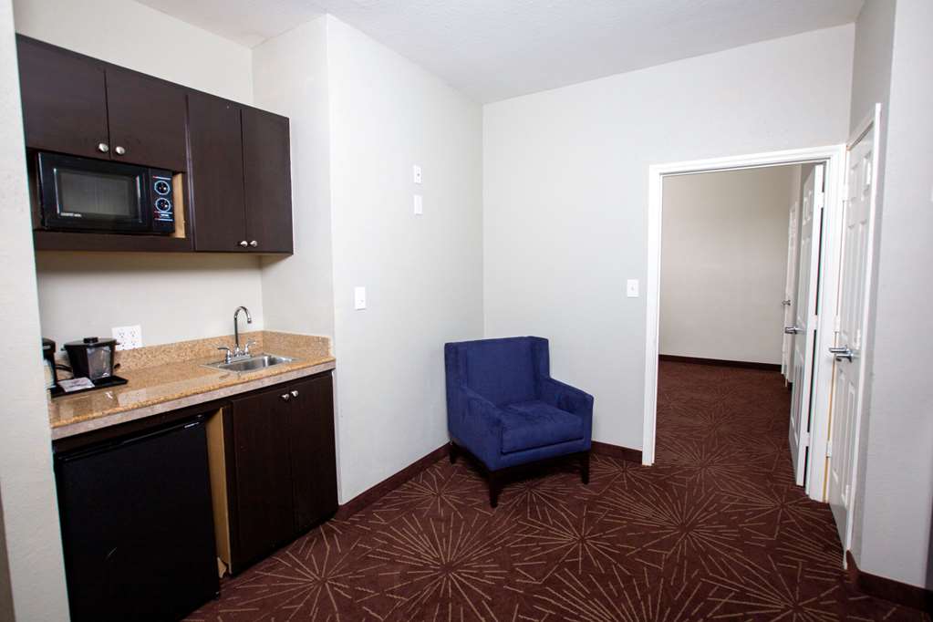La Quinta Inn & Suites by Wyndham Houston East at Normandy - photo 39