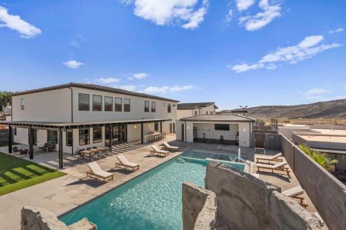 Pecan Valley Oasis Lux Pool Sauna and Theater in Hurricane, United States