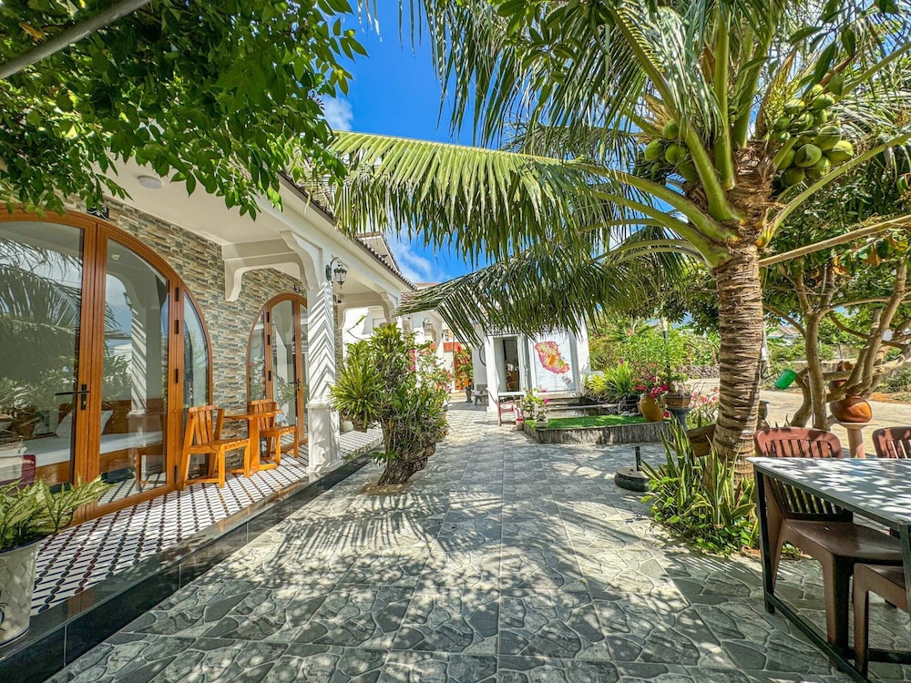 Ba Dung Villa Coffee — 4-Star Luxury Hotel in Phu Quy, Vietnam