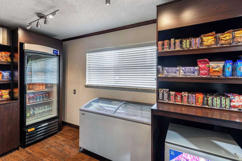 Quality Suites Addison Dallas - photo 37