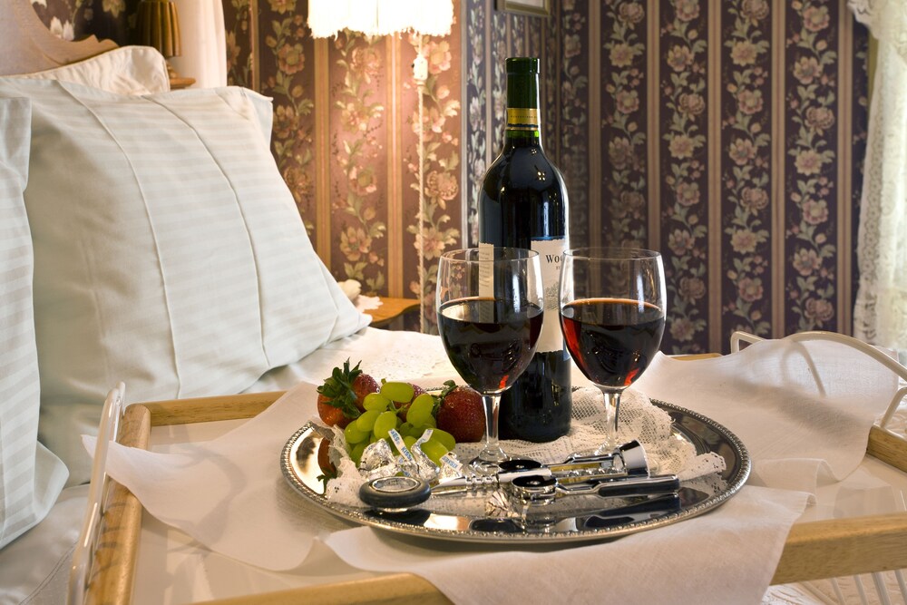 Port City Victorian Inn - photo 2
