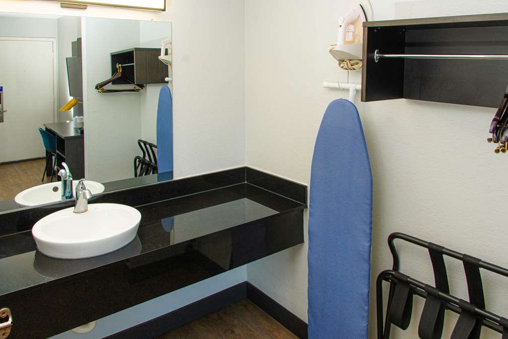 Motel 6 Lantana - photo 12