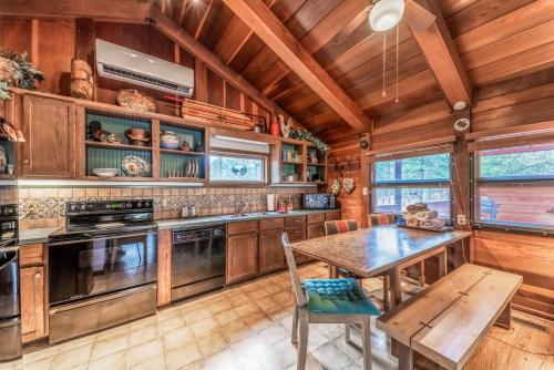 Deer Meadows & Wildflower: Cute Centrally Located Ruidoso Cabin with Hot Tub — 4-Star Luxury Hotel in Ruidoso, United States