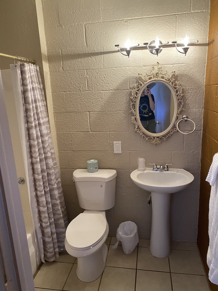 Charles Motel & Hotsprings - photo 21