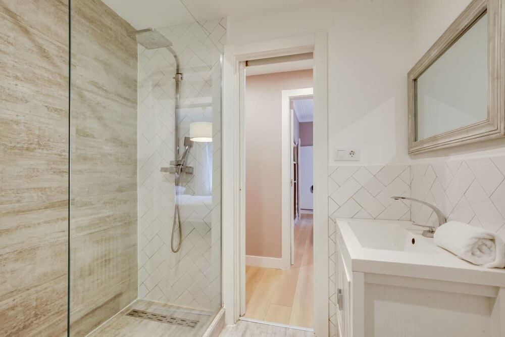 Cosy 3 Bed 2 Bath in Vibrant Eixample Near Metro — Barcelona — photo 4