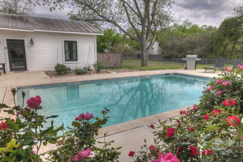 Schubert Inn main With Pool and Grill 2blks to Main - photo 19