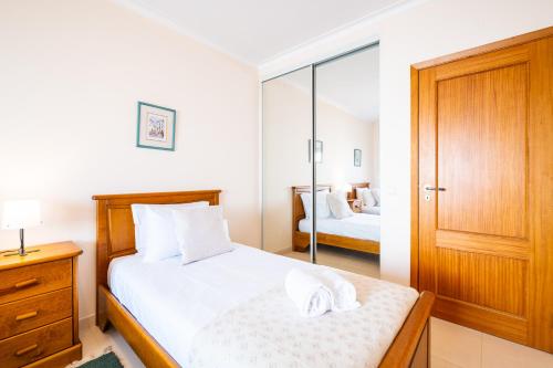 Frente ao Mar Sea Front 3 Quartos wi fi Algarve — 4-Star Luxury Hotel in Armacao De Pera, Portugal