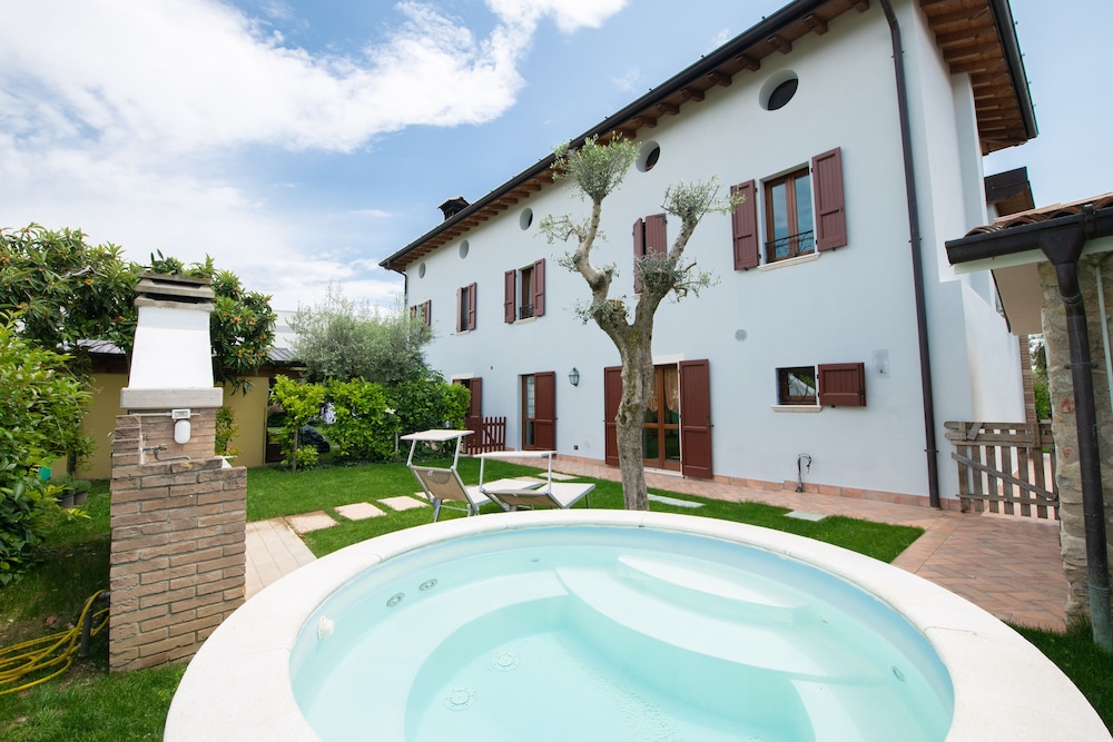 Casa Nicole — 4-Star Luxury Hotel in Manerba Del Garda, Italy