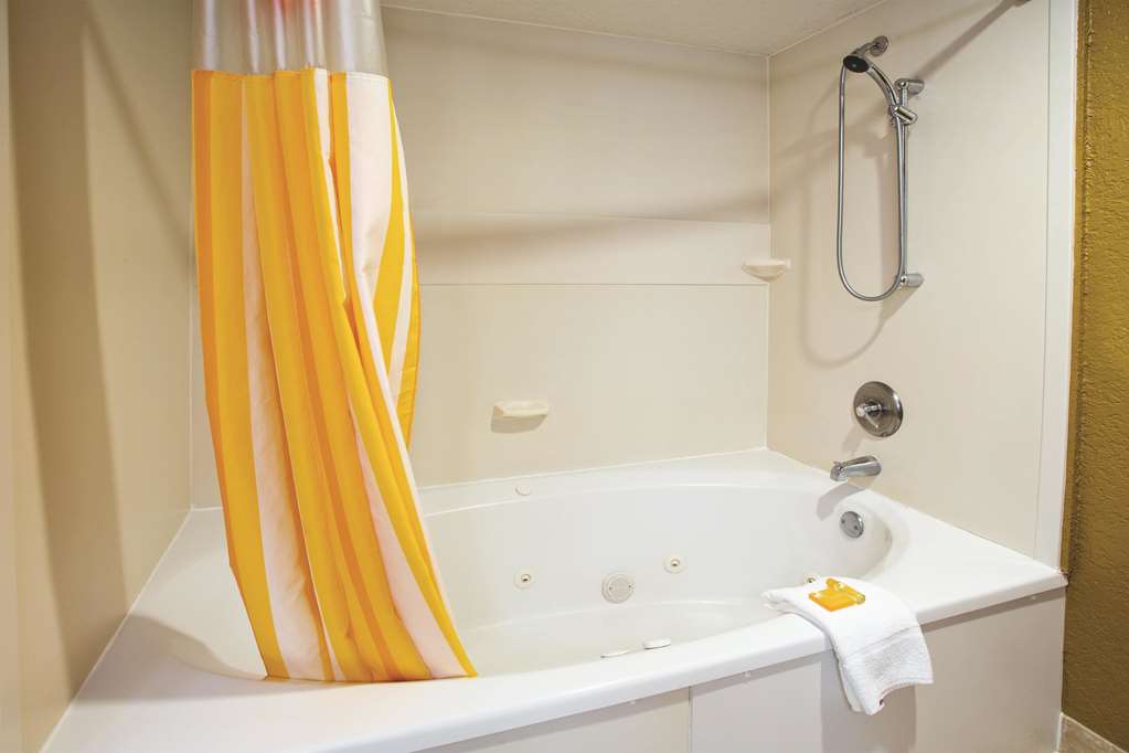 La Quinta Inn & Suites by Wyndham Hot Springs - photo 16