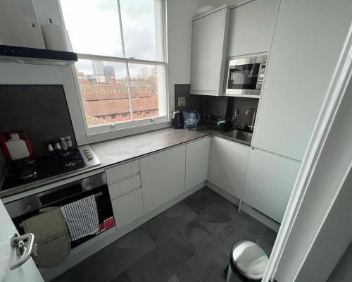 2 Bed Apartment in Central London on 3rd floor Newly refurbished No lift — 4-Star Luxury Hotel in London, United Kingdom