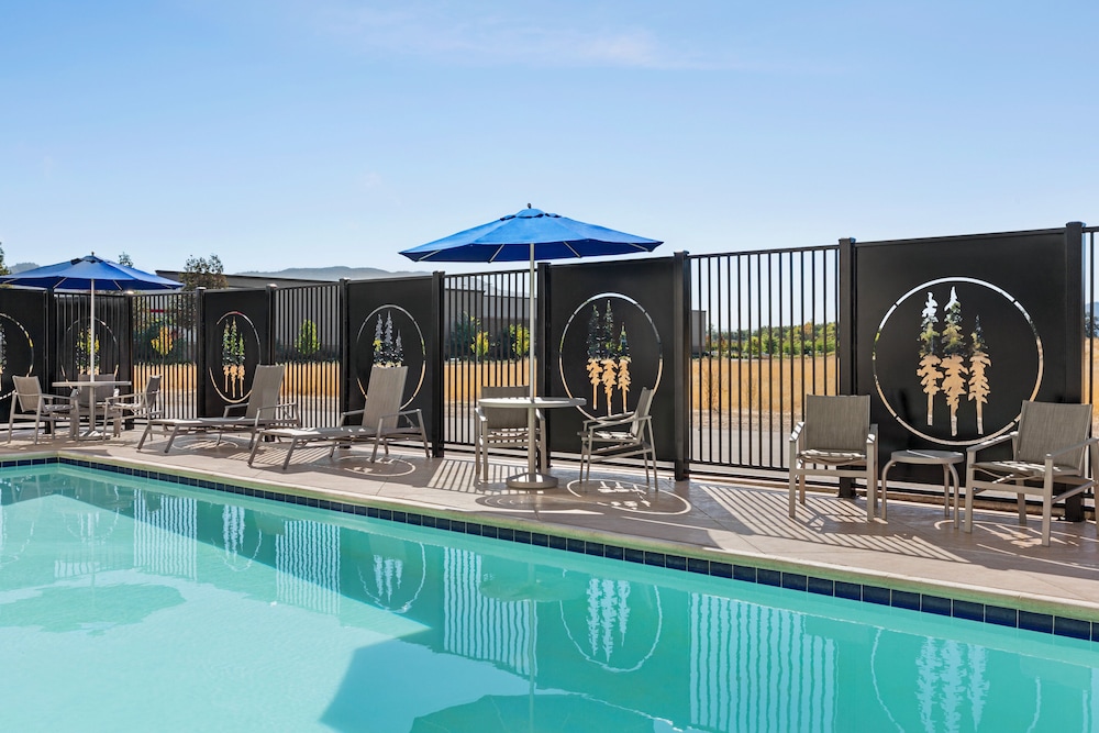 Holiday Inn Express and Suites Ukiah by IHG - photo 35