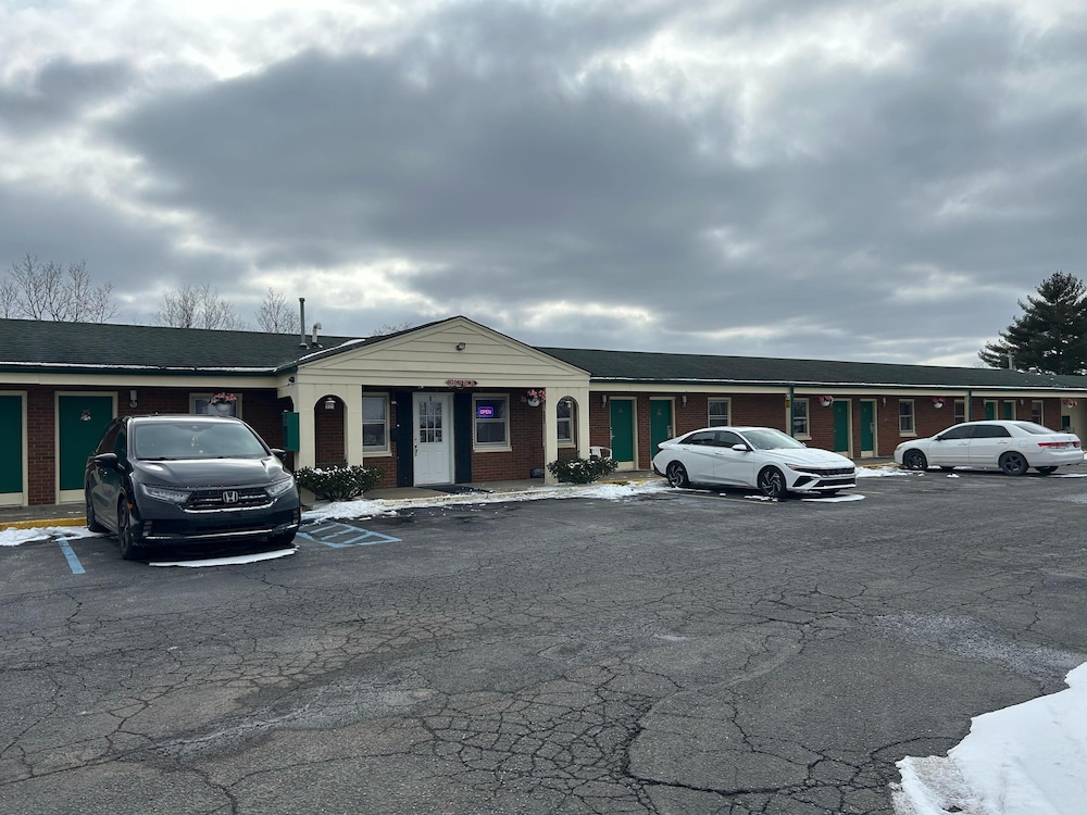 Hillcrest Motel By OYO Aurora IN Near Lawrenceburg - photo 2