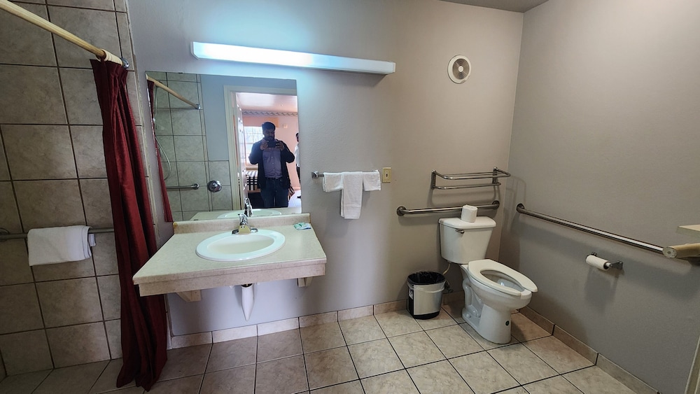Benbrook Inn & Suites - photo 22